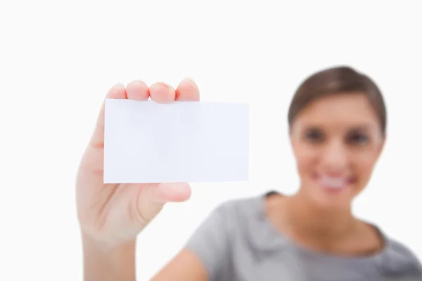 Blanco visitekaartje wordt gepresenteerd door vrouw — Stockfoto