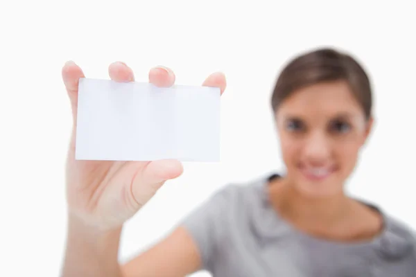 Cartão de visita em branco sendo apresentado por mulher sorridente — Fotografia de Stock