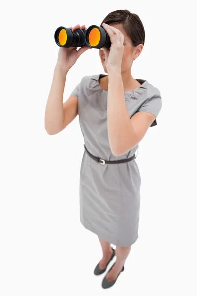 Vrouw met behulp van spyglasses — Stockfoto