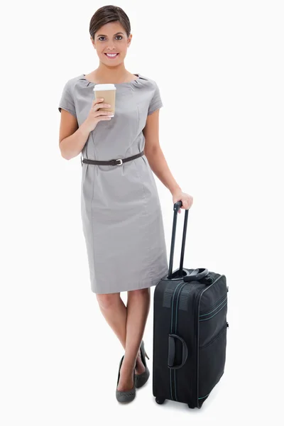 Vrouw met koffie en wheely tas — Stockfoto