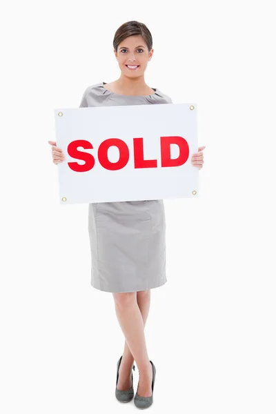 Mujer sosteniendo signo vendido — Foto de Stock