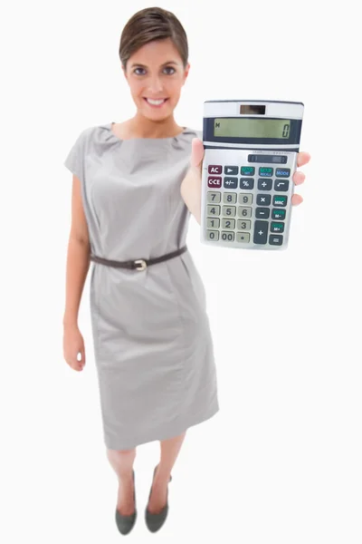 Mujer mostrando calculadora de mano — Foto de Stock