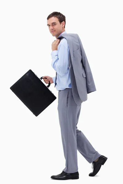 Vista laterale di camminare uomo d'affari con valigia — Foto Stock