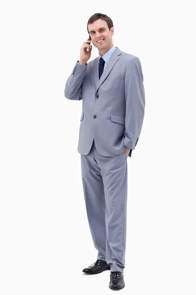 Uomo d'affari sorridente al telefono — Foto Stock