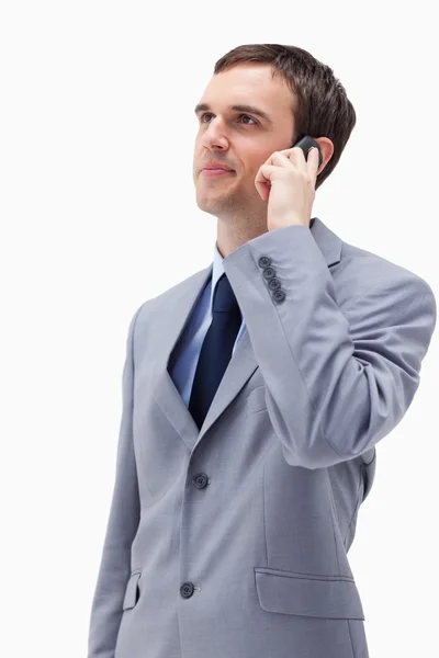 Бізнесмен дивиться вгору по телефону — стокове фото