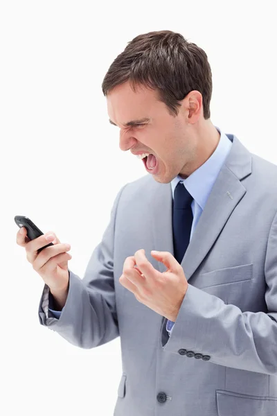 Злой бизнесмен кричит на свой мобильник — стоковое фото