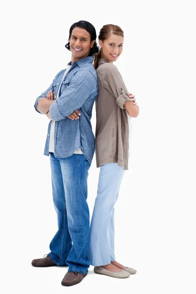 Usmívající se dvojice stojící zády k sobě — Stock fotografie
