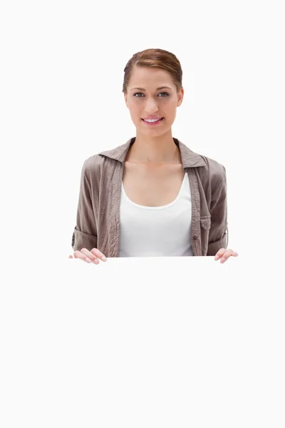 Χαμογελώντας η γυναίκα κρατάει πινακίδα κενό — Φωτογραφία Αρχείου