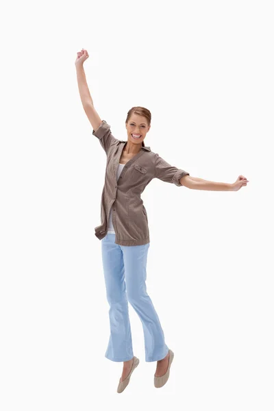 Szczęśliwa kobieta skacze — Zdjęcie stockowe