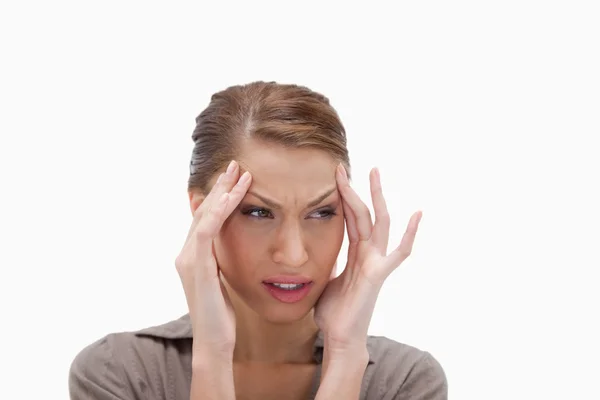 Kvinnan upplever huvudvärk — Stockfoto