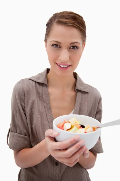 Vrouw met kom fruitsalade — Stockfoto