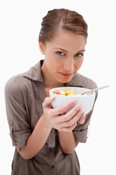 Mujer con un tazón de ensalada de frutas — Foto de Stock