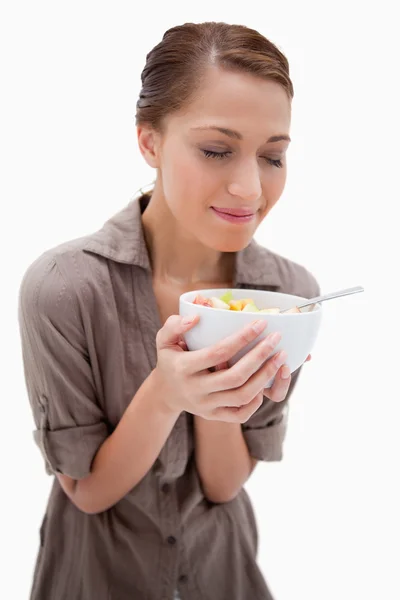 Kvinna att lukta på hennes skål med fruktsallad — Stockfoto