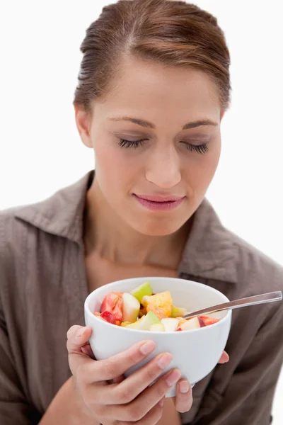 Kvinna att lukta på skål med fruktsallad — Stockfoto