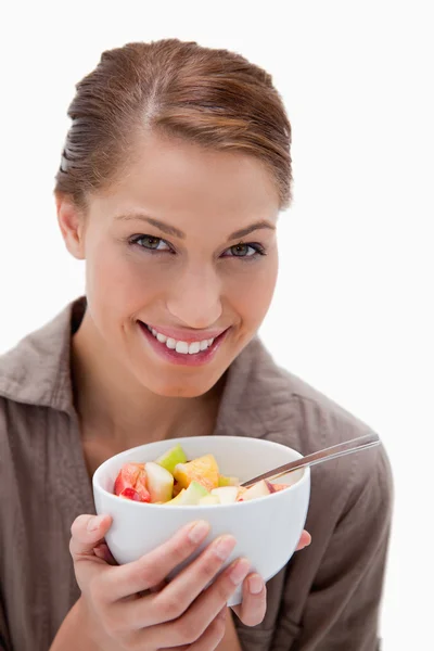 Mujer sonriente con tazón de ensalada de frutas — Foto de Stock