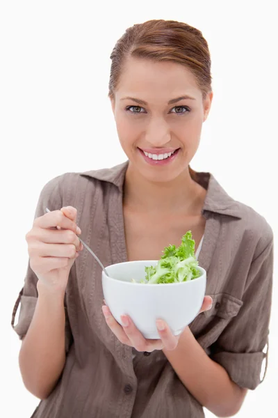 Vrouw met kom salade — Stockfoto