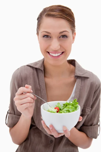 サラダのボウルを持つ女性の笑みを浮かべてください。 — ストック写真