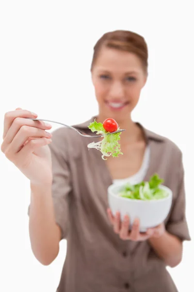 Mulher oferecendo salada em um garfo — Fotografia de Stock