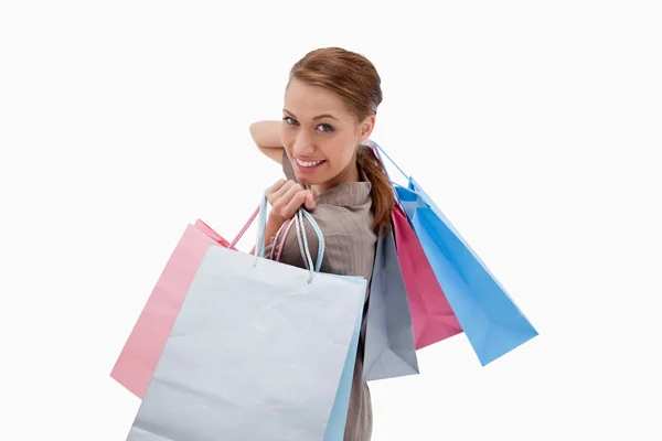 Widok z boku uśmiechający się kobiety z torby na zakupy — Zdjęcie stockowe