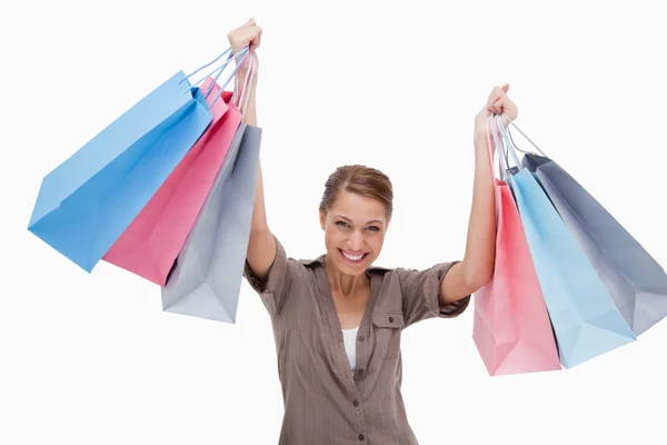Szczęśliwa kobieta podnosząca torby na zakupy — Zdjęcie stockowe