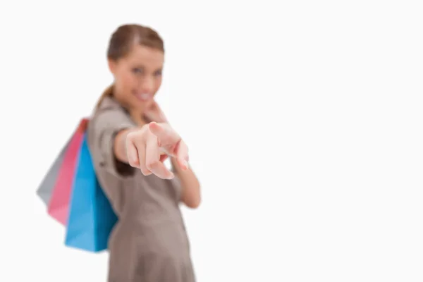 Alışveriş torbaları işaret eden kadınla el — Stok fotoğraf