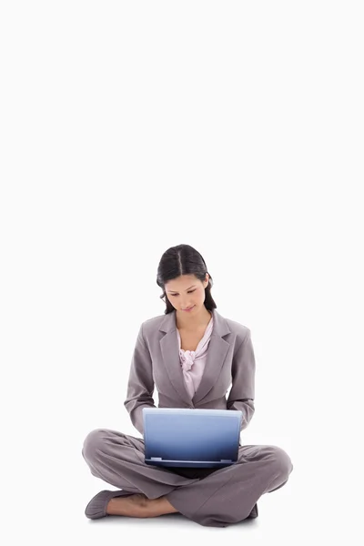 座りをする女性のラップトップで働く — ストック写真