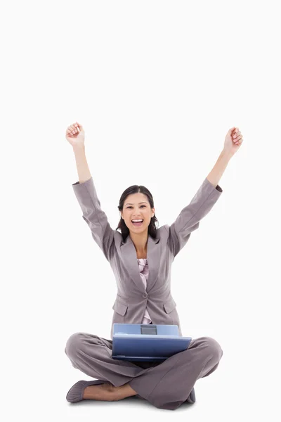 Glad kvinna med upphöjda armar och laptop — Stockfoto
