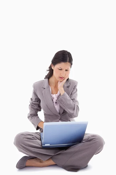 Mujer sentada que tiene problemas con el ordenador portátil — Foto de Stock