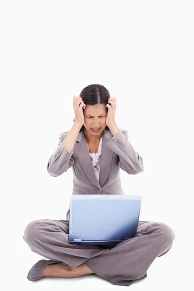 Zittende vrouw problemen met laptop — Stockfoto
