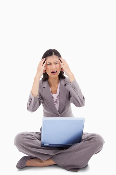 Laptop dá mulher sentada uma dor de cabeça — Fotografia de Stock