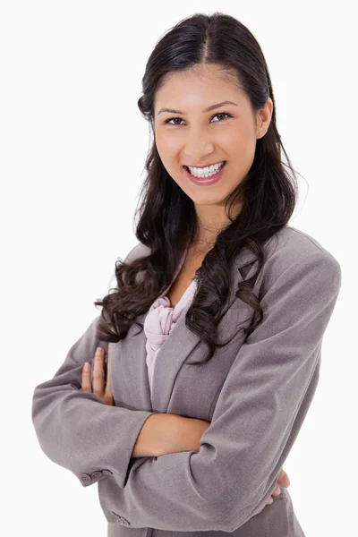 Glimlachende zakenvrouw met armen gevouwen — Stockfoto