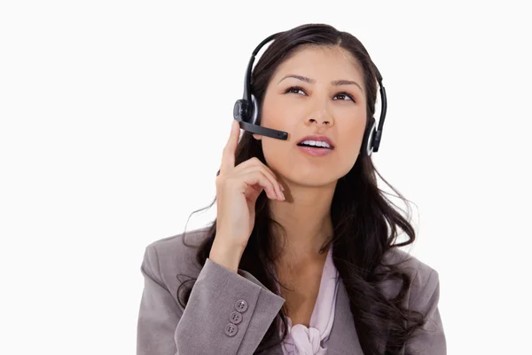 Empresaria escuchando a la persona que llama con auriculares —  Fotos de Stock