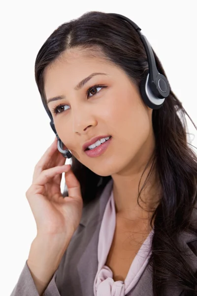 Mulher de negócios usando fone de ouvido — Fotografia de Stock