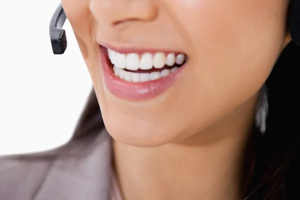 Bayan Çağrı Merkezi müşteri temsilcisi bir gülümseme — Stok fotoğraf
