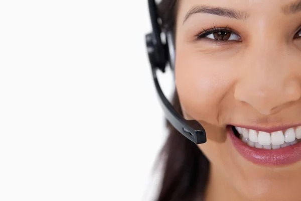 Lachende vrouwelijke call center agent met headset — Stockfoto
