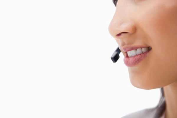 Boční pohled mluví ústí ženské call centrum agenta — Stock fotografie