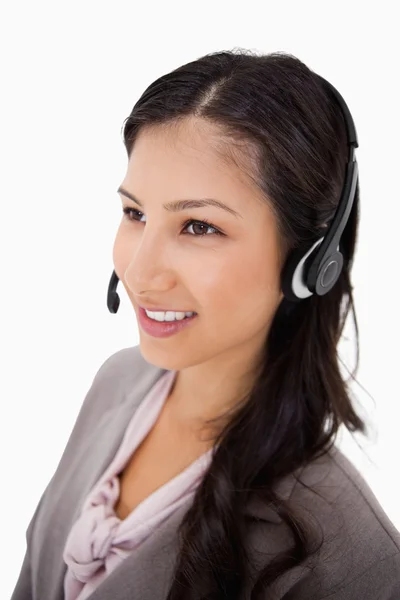 Usmívající se žena volání centrum agent v práci — Stock fotografie