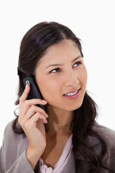 Mulher ouvindo chamador no telefone — Fotografia de Stock
