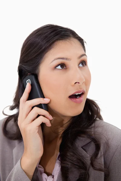 Mujer sorprendida en el teléfono — Foto de Stock