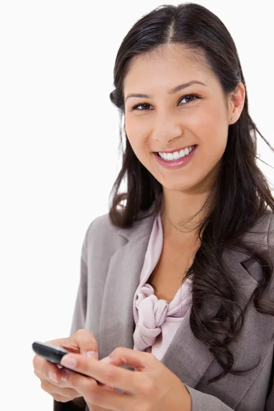 Smiling woman holding cellphone — Stock Photo, Image
