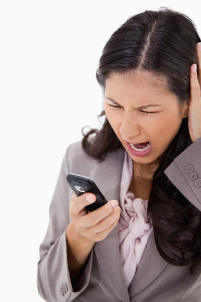 Vrouw schreeuwen tegen haar mobiel — Stockfoto