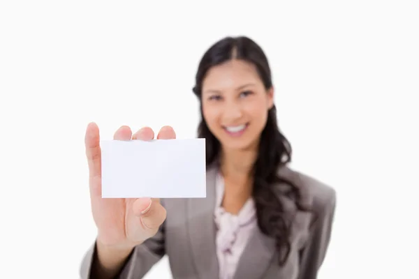 Бізнес-леді з порожньою візитною карткою — стокове фото