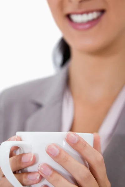 Weiße Tasse, die von weiblichen Händen gehalten wird — Stockfoto