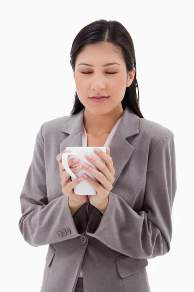 Mujer disfruta del olor de su café fresco —  Fotos de Stock