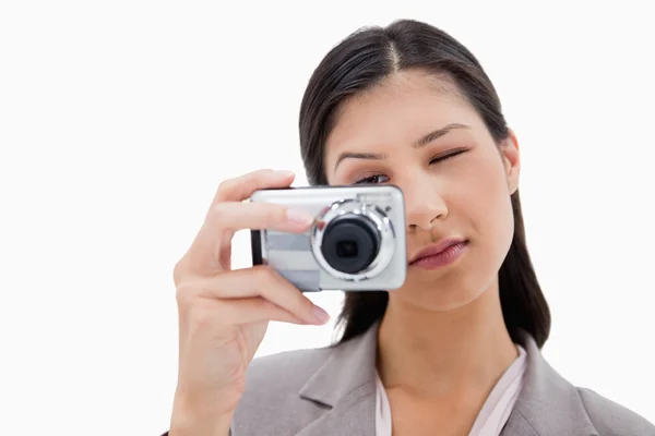 Mulher usando câmera — Fotografia de Stock