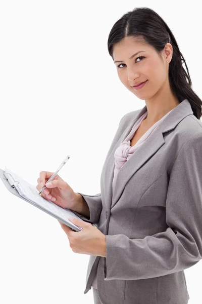 Seitenansicht einer Geschäftsfrau, die Notizen macht — Stockfoto