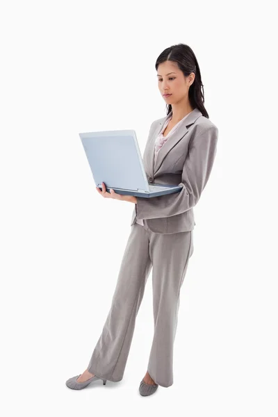 Vista lateral de empresária de pé com notebook — Fotografia de Stock