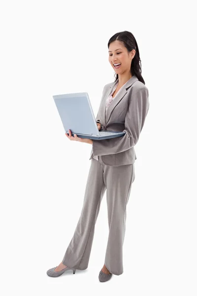 Vista lateral de mulher de negócios rindo com laptop — Fotografia de Stock