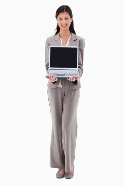 Empresária apresentando laptop — Fotografia de Stock
