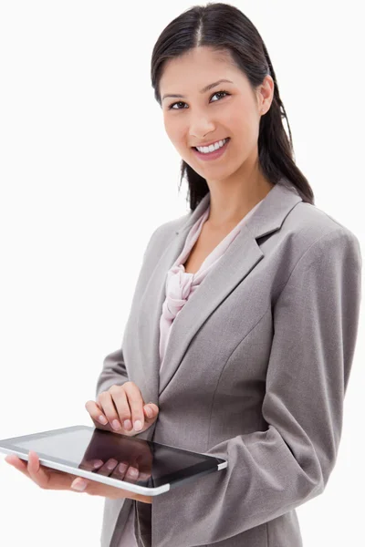 Uśmiechnięta bizneswoman korzystająca z tabletu — Zdjęcie stockowe